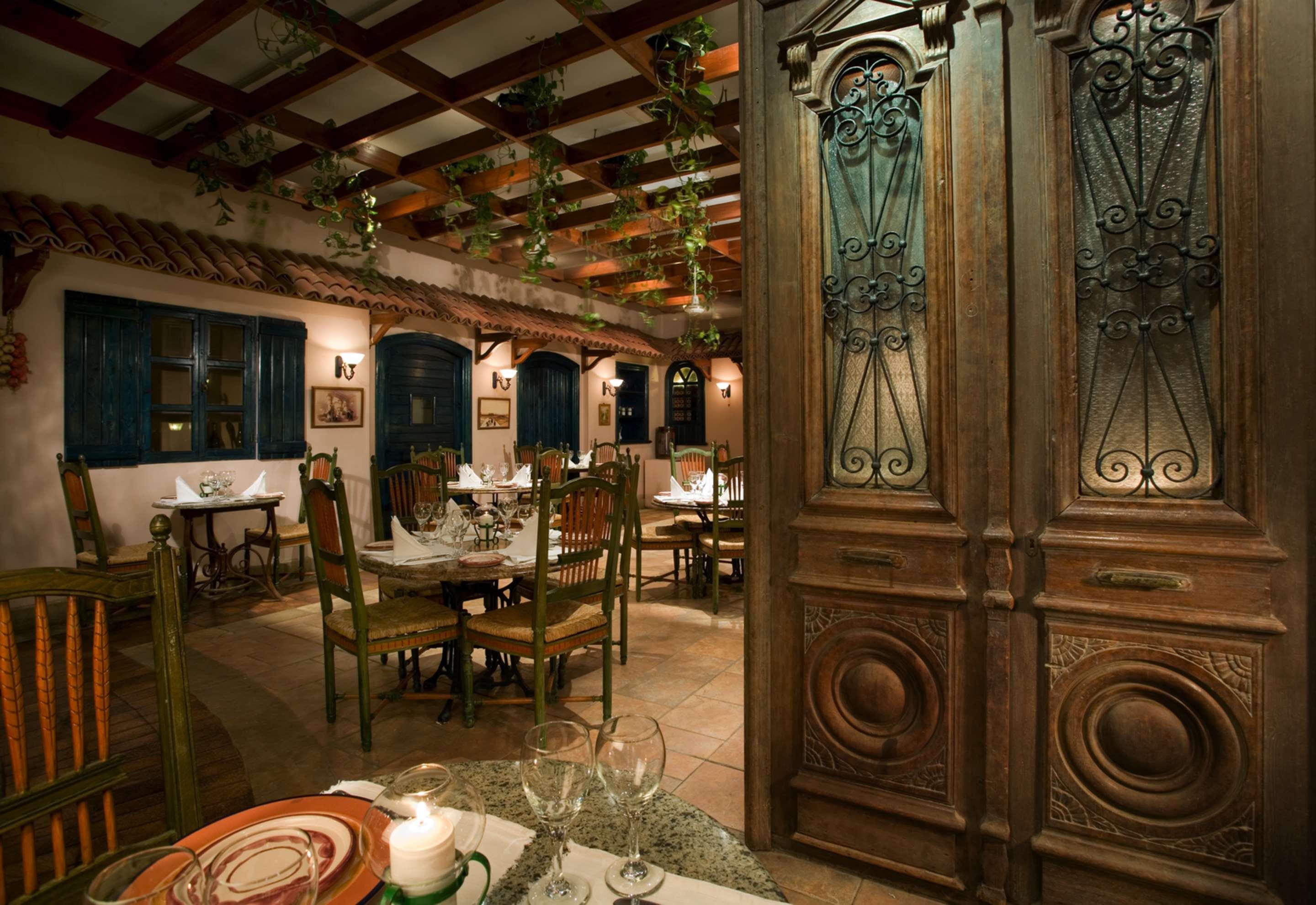 Steigenberger Nile Palace Luxor - Convention Center Ristorante foto Interior of the restaurant