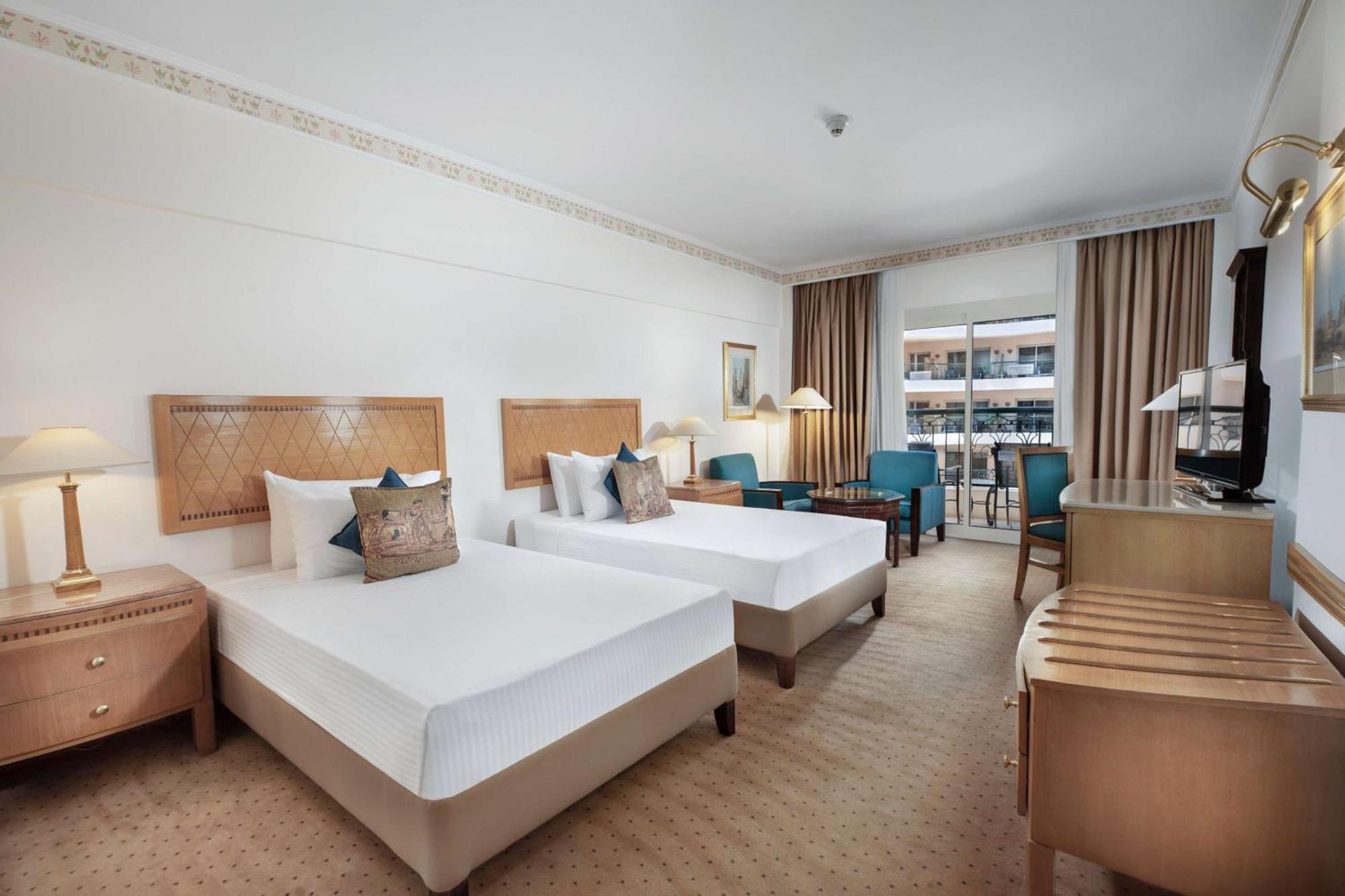 Steigenberger Nile Palace Luxor - Convention Center Esterno foto A room at the Hilton Athens
